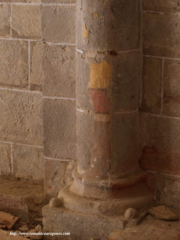 COLUMNA Y BASA DEL LADO NORTE DEL ARCO TRIUNFAL, CON RESTOS DE DECORACIN PICTRICA